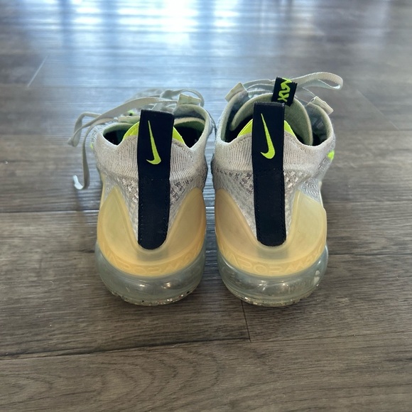 Nike Air VaporMax Flyknit Sneakers 8.5 - Picture 4 of 6